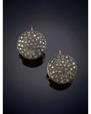 103-ELEGANTES PENDIENTES ANTIGUOS EN FORMA DE CÍRCULO CUAJADOS DE BRILLANTES sobre una montura de oro rosa de 9K.