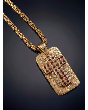 104-CADENA CON GRAN COLGANTE DE CRUZ CON BRILLANTES Y RUBÍES sobre una montura y con cadena de oro rosa de 14K.