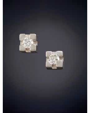 106-PENDIENTES DORMILONAS DE BRILLANTES sobre una moderna montura cuadrangular en oro blanco de 18k. 