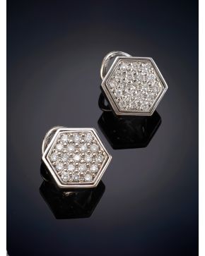 107-BELLOS PENDIENTES DE DISEÑO HEXAGONAL CUAJADOS DE BRILLANTES sobre una montura en oro blanco de 18K.