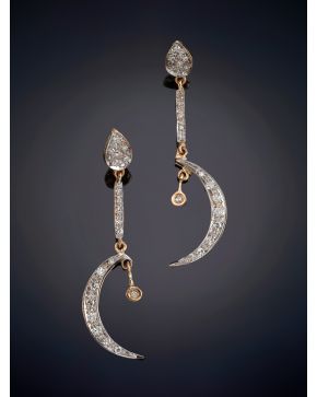 112-ELEGANTES PENDIENTES LARGOS CON DISEÑO DE LUNA CUAJADOS DE BRILLANTES sobre una montura en oro amarillo de 14K.