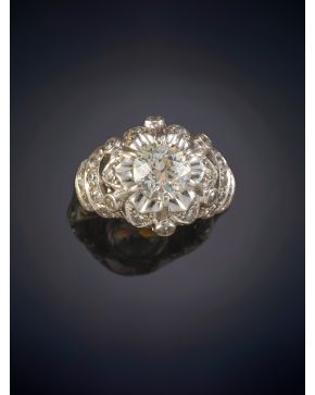 12-EXQUISITA SORTIJA ROSETÓN ANTIGUA CON UN DIAMANTE CENTRAL DE 1,15CT APROX sobre una montura en oro blanco de 18K.