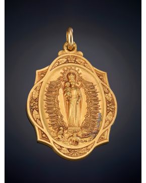 124-GRAN MEDALLA DE LA VIRGEN EN ORO AMARILLO DE 18K.