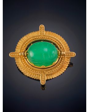 128-COLGANTE CON CABUJÓN DE JADE SOBRE MARCO CINCELADO EN ORO AMARILLO DE 18K. 