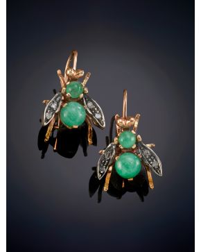 129-ELEGANTES PENDIENTES CON DISEÑO DE MOSCA CON CABUJONES DE ESMERALDAS Y BRILLANTES sobre una montura en oro rosa y blanco de 9K.