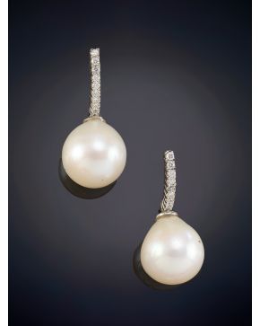 138-ELEGANTES PENDIENTES DE PERLAS AUSTRALIANAS CON HILERAS DE BRILLANTES sobre una montura en oro blanco de 18K.