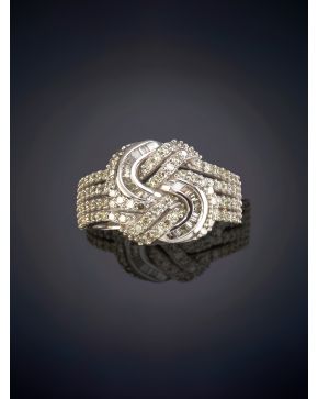 149-BELLA SORTIJA CON DISEÑO EN NUDO CON FRENTE CUAJADO DE BRILLANTES Y CON DIAMANTES TALLA BAGUETTE sobre una montura en oro blanco de 18K.