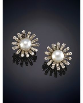 150-PENDIENTES, AÑOS 50, DE DIAMANTES TALLA BAGUETTE Y BRILLANTE CON UNA PERLA CULTIVADA. Sobre una montura de garras en oro blanco de 18k. 