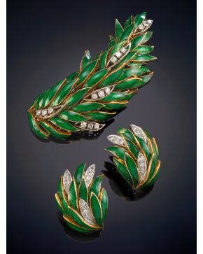 158-CONJUNTO DE BROCHE Y PENDIENTES DE ESMALTE VERDE Y BRILLANTES. DISEÑO DE HOJAS sobre una montura de oro amarillo de 18K.