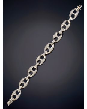 163-MODERNA PULSERA DE ESLABONES CUAJADOS POR BRILLANTES sobre una montura en oro blanco de 18K.