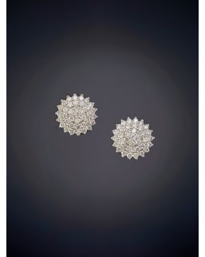 166-PENDIENTES ROSETÓN DE BRILLANTES sobre una montura de finas garras en oro blanco de 18k. 