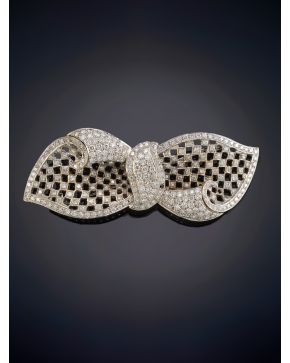 189-ELEGANTE BROCHE LAZADA CON BRILLANTES sobre una montura en oro blanco de 18K.