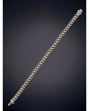 192-FINA PULSERA CON CHISPITAS DE BRILLANTES sobre una montura de oro blanco de 18k. 