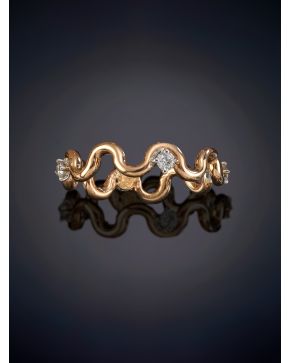 195-ELEGANTE SORTIJA CON DISEÑO DE ONDAS INTERCALADAS CON BRILLANTES sobre una montura en oro rosa de 18K.