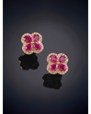 196-ELEGANTES PENDIENTES FLOR DE RUBIES CON ORLA BRILLANTES sobre una montura en oro rosa de 18k. 