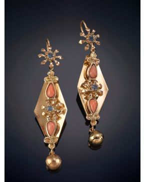 198-ELEGANTES PENDIENTES LARGOS ESTILO ANTIGUO CON CORAL PIEL DE ÁNGEL Y ZAFIROS sobre una montura en oro amarillo de 9K.