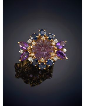 214-BELLA SORTIJA FLOR DE AMATISTAS ORLADAS POR ZAFIROS Y BRILLANTES. Sobre una montura de oro amarillo de 18k. Peso total de las piedras de color: 2,50ct. aprox. 