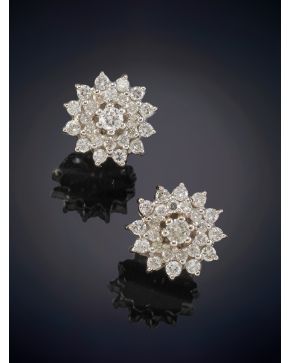 231-CLÁSICOS PENDIENTES ESTILO ROSETÓN DE BRILLANTES DE 1,45CT APROX sobre una montura en oro blanco de 18K.