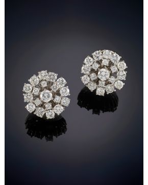 239-EXQUISITOS PENDIENTES ESTILO ROSETÓN CON BRILLANTES DE 2,6CT APROX EN TOTAL sobre una montura en oro blanco de 18K.