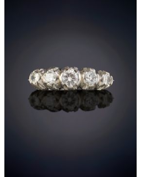 244-CLÁSICO CINQUILLO DE DIAMANTES DE 3,20CT ESTILO ANTIGUO sobre una montura de platino.