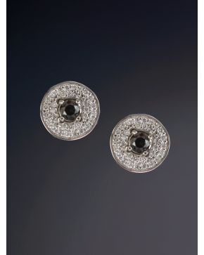 258-ELEGANTES PENDIENTES DESMONTABLES CON UN BRILLANTE NEGRO CENTRAL ORLADO POR UN ARO CUAJADO POR PAVÉ DE BRILLANTES sobre una montura en oro blanco de 18K.