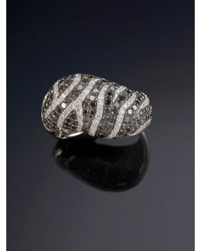 260-MODERNA SORTIJA DE BRILLANTES BLANCOS Y NEGROS sobre una montura de oro blanco de 18k. Peso total de los brillantes: 1,50ct. aprox. 