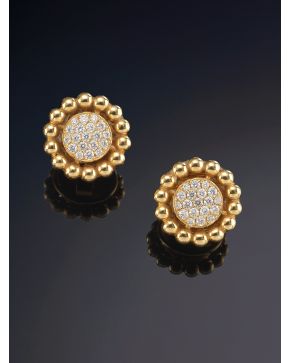 262-PENDIENTES DE PAVÉ DE BRILLANTES RODEADOS DE BOLITAS con montura en oro amarillo de 18K. 