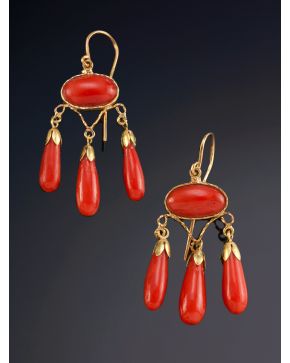 271-ELEGANTES PENDIENTES LARGOS CON UN CABUJÓN DEL CUAL PENDEN TRES LÁGRIMAS DE CORAL ROJO DEL MEDITERRANEO sobre una montura en oro amarillo de 18K.