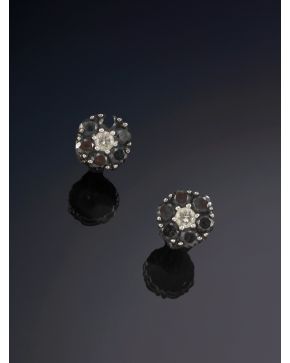 297-PENDIENTES FLOR DIAMANTES BLANCOS Y NEGROS MONTURA ORO BLANCO 18K.