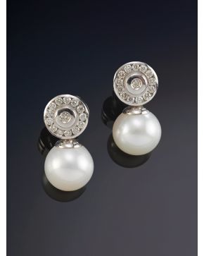 299-PENDIENTES DE PERLAS CULTIVADAS DE 11 MM DE DIÁMETRO QUE PENDEN DE UN ROSETÓN CON BRILLANTES SOBRE UNA MONTURA ORO BLANCO 18K. Desmontables. 