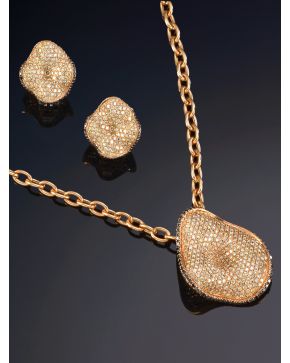 302-CONJUNTO DE PAVE DE BRILLANTES Y LINEAS DE BRILLANTES NEGROS, CALIDAD EXTRA. Forma vegetal con cadena en oro rosa de 18k. 