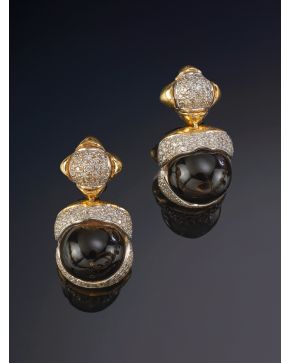 307-ELEGANTES PENDIENTES CON CABUJÓNES DE TOPACIO FUMÉ Y PAVÉ DE BRILLANTES sobre una montura de oro amarillo de 18K.