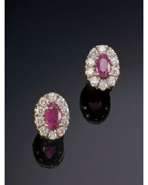 313-CLÁSICOS PENDIENTES DE RUBIES ORLADOS DE BRILLANTES. Montura de oro blanco de 18k.