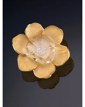 331-CARRERA Y CARRERA GRAN SORTIJA DISEÑO DE FLOR CON CRISTAL DE ROCA CON CENTRO DE BRILLANTES EN EXQUISITO ORO AMARILLO MATEADO DE 18K. 