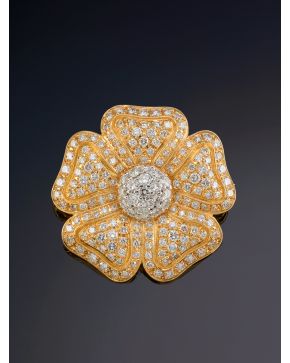 337-BROCHE FLOR DE BRILLANTES CALIDAD EXTRA. Montura en oro amarillo y blanco de 18k. Firmado Yanes. Peso total aproximado: 1,5ct