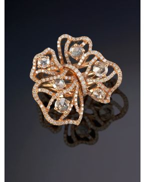 343-ELEGANTE SORTIJA CON DISEÑO DE MARIPOSA CON DIAMANTES DE 1,4CT APROX sobre una montura de oro rosa de 18K.