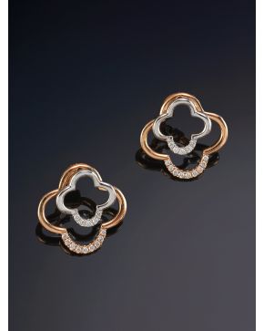 344-ELEGANTES PENDIENTES CON DISEÑO FLORAL DECORADOS CON BRILLANTES sobre una montura de oro blanco y rosa de 18K. 