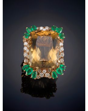 370-GRAN SORTIJA CON UN CITRINO DE 36,32CT ORLADO POR BRILLANTES DE 1,72CT Y ESMERALDAS 2,60CT APROX sobre una montura en oro amarillo de 18K.