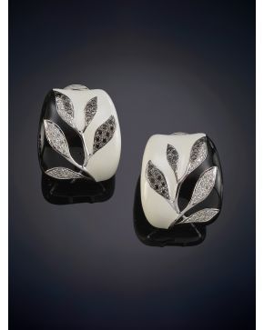 400-PENDIENTES CRIOLLAS DE ESMALTE BLANCO Y NEGRO CON HOJAS DE BRILLANTES, montura en oro blanco de 18k. 