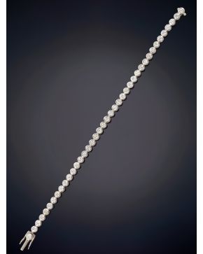 407-ELEGANTE PULSERA RIVIERE DE CHATONES DE BRILLANTES con un peso total de 4,80ct. aprox. Sobre una montura de oro blanco de 18k.