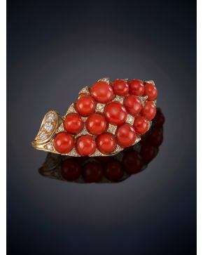 408-BELLA SORTIJA DE CUENTAS DE CORAL ROJO SALPICADAS POR DIAMANTES, Sobre una montura de oro de 14k. 