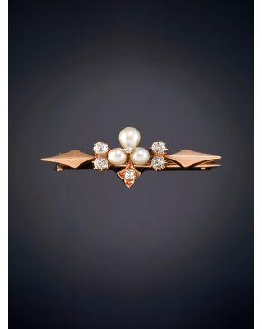 41-ELEGANTE BROCHE ANTIGUO CON BRILLANTES Y PERLITAS EN EL CENTRO sobre una montura en oro rosa de 18K.