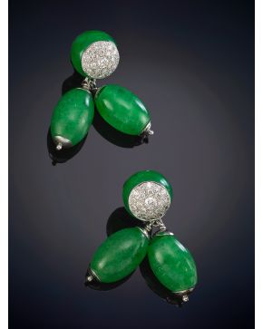 410-ORIGINALES PENDIENTES LARGOS DE JADE CON ROSETÓN DE BRILLANTES sobre una montura de oro blanco de 18K. 