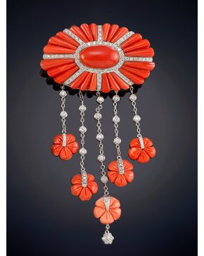 416-ORIGINAL BROCHE DE CORAL ROJO MEDITERRÁNEO CON BRILLANTES, CALIDAD EXTRA. Gran motivo de coral del que penden cascada de flores de coral y chatones de brillantes. Montura de oro blanco de 18k. 