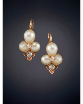 42-ANTIGUOS PENDIENTES DE PERLITAS CON BRILLANTES sobre una montura en oro rosa de 18K.