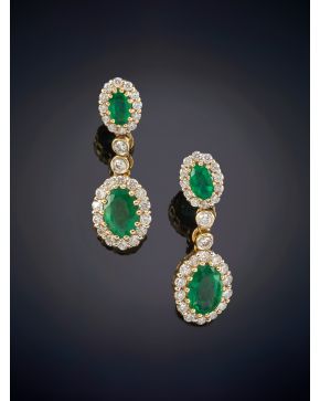 43-CLÁSICOS PENDIENTES DE BRILLANTES Y ESMERALDAS, sobre una montura de garras en oro amarillo de 18k. Peso total de los brillantes: 1,12ct. aprox. Peso total de las esmeraldas: 2,10ct. aprox.