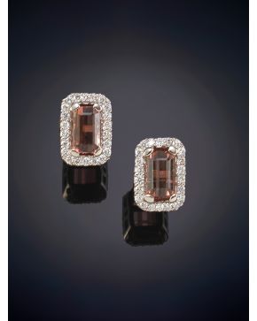 432-PENDIENTES ROSETONES DE TURMALINAS ORLADOS POR BRILLANTES sobre una montura de garras en oro blanco de 18k. 