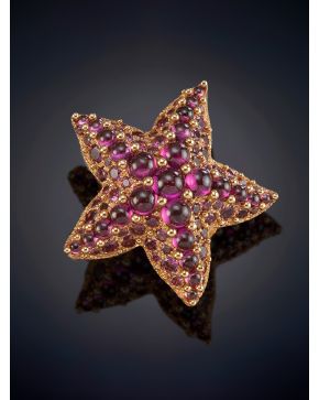 433-POMELLATO SORTIJA ESTRELLA DE MAR DE TURMALINAS ROSAS EN TALLA CABUJÓN Y MONTURA EN ORO ROSA DE 18K. 