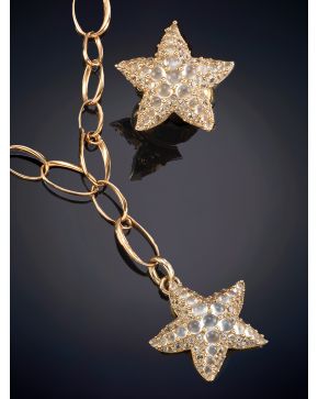 434-POMELLATO Exquisito diseño de estrella de mar en piedras de luna y brillantes. compuesto por colgante con cadena larga y sortija. Montura en oro amarillo de 18k. 