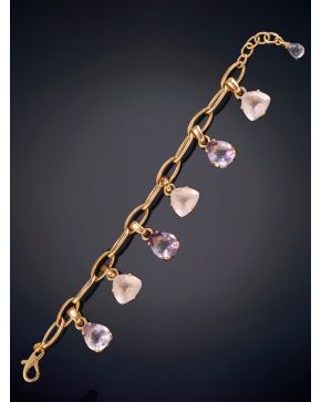 437-PULSERA EN ORO ROSA DE 18K CON SEIS DIJES DE PIEDRAS SEMIPRECIOSAS AMATISTAS Y CUARZOS BLANCOS. 